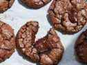 Biscuits craquelés double chocolat fenouil-sarrasin de Cannelle et Vanille Bakes Simple.