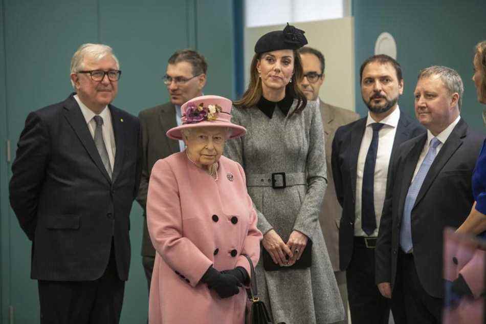 La reine Elizabeth II et Catherine, duchesse de Cambridge visitent le King's College en 2019 (Getty Images)