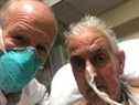 David Bennett, un patient de 57 ans atteint d'une maladie cardiaque en phase terminale, pose avec le chirurgien Bartley P. Griffith, MD avant de recevoir une greffe réussie d'un cœur de porc génétiquement modifié à l'Université du Maryland Medical Center à Baltimore, Md., en une photographie non datée.