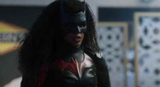Camrus Johnson de Batwoman décompose les défis du tournage de la scène de sexe cruciale de la saison 3