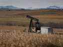 Un vérin de pompage désaffecté est montré à la tête d'un puits sur une installation pétrolière et gazière près de Cremona, en Alberta.