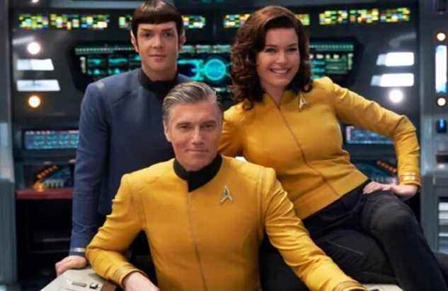 Anson Mount (au centre) en tant que capitaine Pike, flanqué d'Ethan Peck (à gauche) en tant que Spock et Rebecca Romijn (à droite) en tant que numéro un.