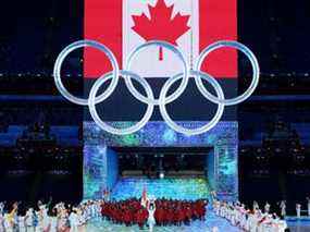 Les porte-drapeaux Charles Hamelin et Marie-Philip Poulin d'Équipe Canada portent leur drapeau lors de la cérémonie d'ouverture des Jeux olympiques d'hiver de Beijing 2022 au stade national de Beijing le 4 février 2022 à Beijing, en Chine.