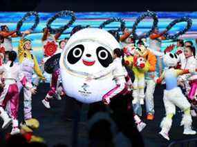 La mascotte des Jeux olympiques d'hiver de Beijing 2022, Bing Dwen Dwen, lors de la cérémonie d'ouverture des Jeux olympiques d'hiver de Beijing 2022 au stade national de Beijing, le 4 février 2022 à Beijing, en Chine.
