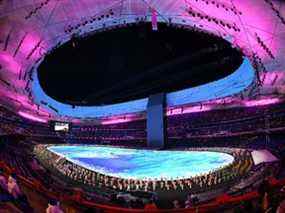 Vue générale à l'intérieur du stade alors que les artistes dansent lors de la cérémonie d'ouverture des Jeux olympiques d'hiver de Pékin 2022 au stade national de Pékin le 4 février.