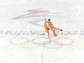 BEIJING, CHINE - 04 FÉVRIER : Piper Gilles et Paul Poirier d'Équipe Canada patinent dans l'épreuve d'équipe de danse rythmique de danse sur glace lors des Jeux olympiques d'hiver de Beijing 2022 au Capital Indoor Stadium le 04 février 2022 à Pékin, en Chine.