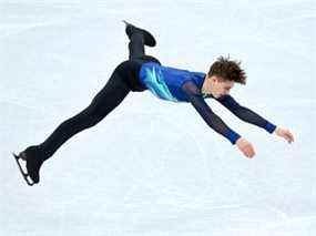 BEIJING, CHINE - 04 FÉVRIER : Roman Sadovsky d'Équipe Canada patine dans l'épreuve par équipe du programme court de patinage individuel masculin lors des Jeux olympiques d'hiver de Beijing 2022 au Capital Indoor Stadium le 04 février 2022 à Beijing, en Chine.
