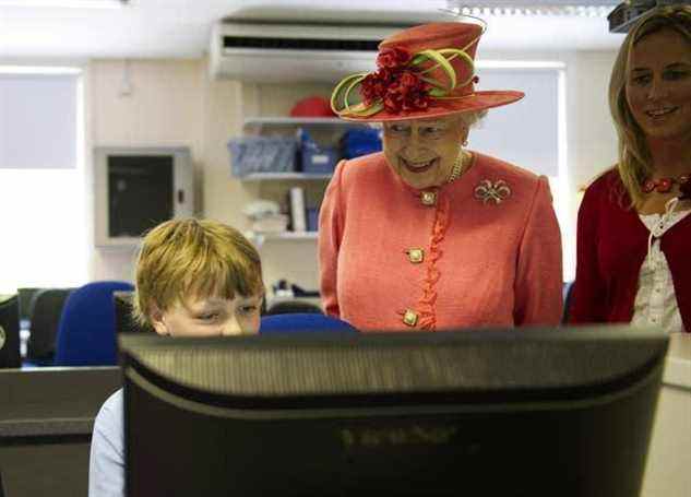 La reine visite l'école