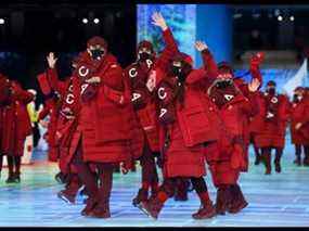 Des membres d'Équipe Canada saluent lors de la cérémonie d'ouverture des Jeux olympiques d'hiver de Beijing 2022 au stade national de Beijing le 4 février 2022 à Beijing, en Chine.