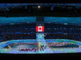Les porte-drapeaux Charles Hamelin et Marie-Philip Poulin mènent l'équipe canadienne lors des cérémonies d'ouverture des Jeux olympiques d'hiver de Beijing 2022, le vendredi 4 février 2022. Gavin Young/Postmedia