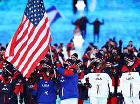 Les porte-drapeaux Brittany Bowe et John Shuster de l'équipe des États-Unis dirigent l'équipe lors de la cérémonie d'ouverture.