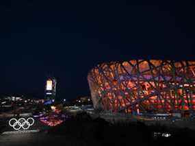 Une vue nocturne montre les anneaux olympiques à l'extérieur du stade national, connu sous le nom de Nid d'oiseau, avant la cérémonie d'ouverture des Jeux olympiques d'hiver de Pékin 2022, au stade national, connu sous le nom de Nid d'oiseau, à Pékin, le 4 février 2022. ( Photo de Jeff PACHOUD / AFP)