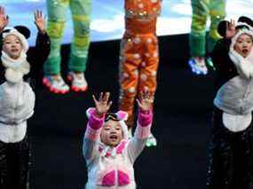 Les petits interprètes lèvent les bras lors de la cérémonie d'ouverture.  REUTERS/Evelyn Hockstein