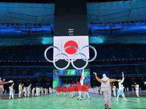 La délégation japonaise participe au défilé des athlètes lors de la cérémonie d'ouverture des Jeux Olympiques d'hiver de Beijing 2022.  (Photo de Ben STANSALL / AFP)