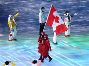 Les porte-drapeaux Charles Hamelin et Marie-Philip Poulin d'Équipe Canada dirigent l'équipe lors de la cérémonie d'ouverture des Jeux olympiques d'hiver de Beijing 2022 au stade national de Beijing le 04 février 2022 à Beijing, en Chine.