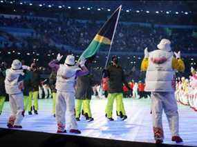 BEIJING, CHINE - 04 FÉVRIER: Les porte-drapeaux Benjamin Alexander et Jazmine Fenlator-Victorian de l'équipe jamaïcaine portent le drapeau de la Jamaïque lors de la cérémonie d'ouverture des Jeux olympiques d'hiver de Pékin 2022 au stade national de Pékin le 04 février 2022 à Pékin, Chine.