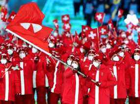 BEIJING, CHINE - 04 FÉVRIER: Les porte-drapeaux Andres Ambuhl et Wendy Holdener de l'équipe suisse lt lors de la cérémonie d'ouverture des Jeux olympiques d'hiver de Pékin 2022 au stade national de Pékin le 04 février 2022 à Pékin, en Chine.