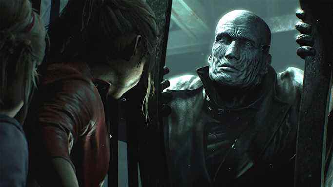 Un gros plan de Mr X dans le remaster de Resident Evil 2, menaçant le joueur