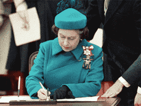 « Le génie du fédéralisme canadien… réside dans votre capacité constante à surmonter les différences par la raison et le compromis » : La reine Elizabeth II signe la proclamation constitutionnelle du Canada à Ottawa le 17 avril 1982.