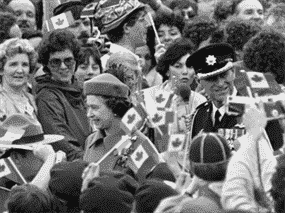 La reine Elizabeth II et le prince Philip traversent une foule estimée à 100 000 personnes à Ottawa le 17 avril 1982 pour assister à la signature d'une proclamation historique donnant l'indépendance du Canada à la Grande-Bretagne.
