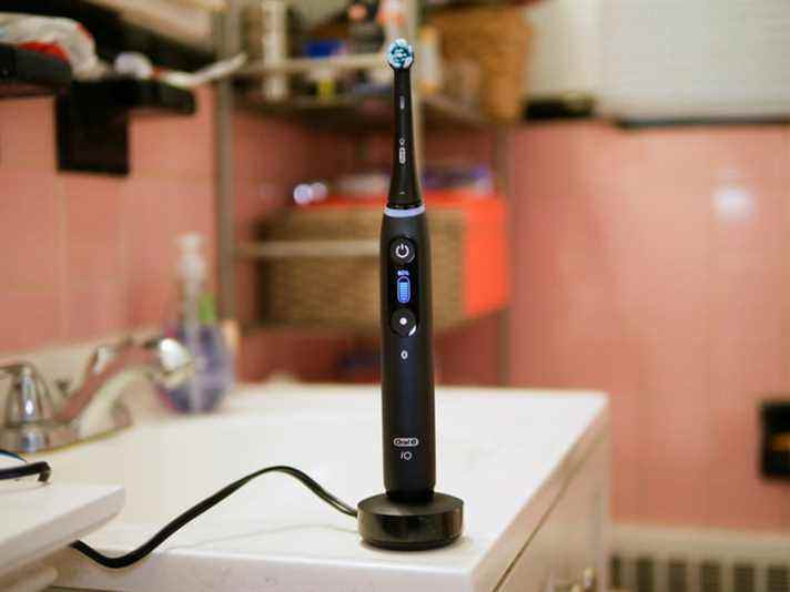Une brosse à dents intelligente améliore l'hygiène dentaire à la maison. 