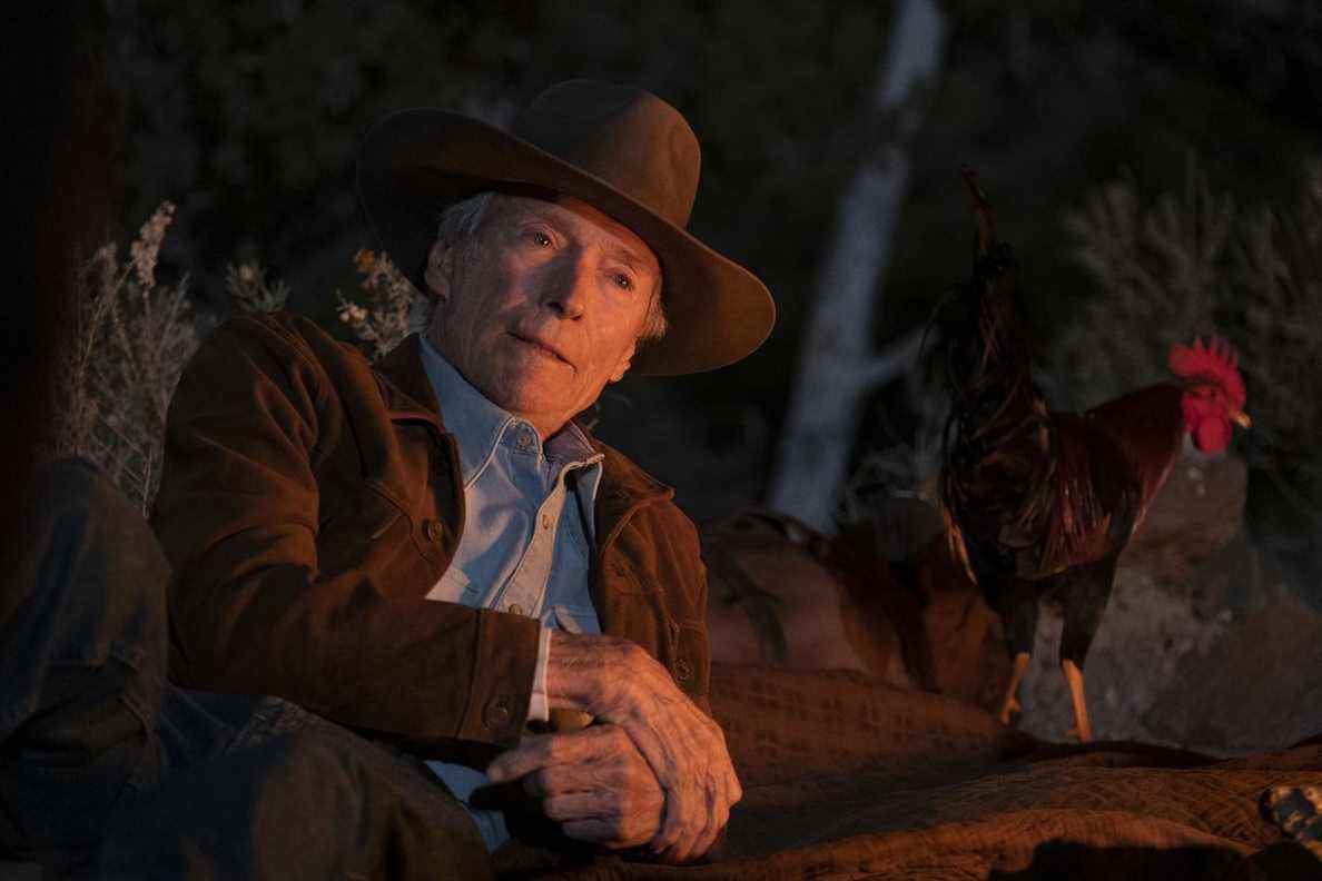 Mike Milo (Clint Eastwood) assis à côté d'un feu de camp dans Cry Macho.