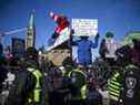 Les manifestants se sont rassemblés autour de la Colline du Parlement et du centre-ville pour la manifestation du Freedom Convoy qui a fait son chemin depuis divers endroits à travers le Canada, le dimanche 30 janvier 2022. 