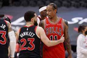 DeMar DeRozan des Chicago Bulls s'entretient avec l'ancien coéquipier Fred VanVleet des Raptors de Toronto après leur match NBA à la Scotiabank Arena le 3 février 2022 à Toronto.  (Cole Burston/Getty Images)