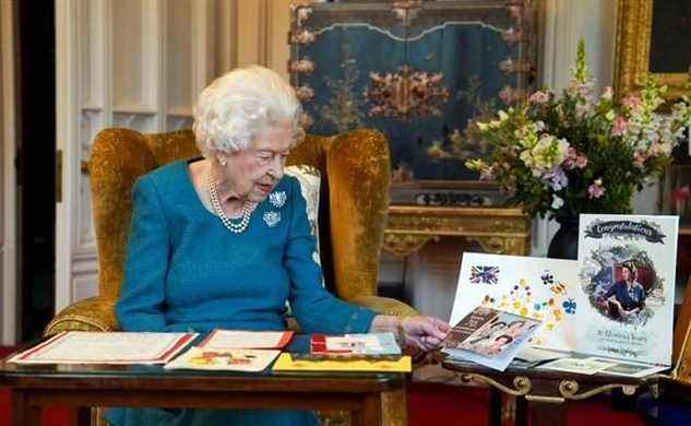 La reine regarde les souvenirs du jubilé (Steve Parsons / PA)