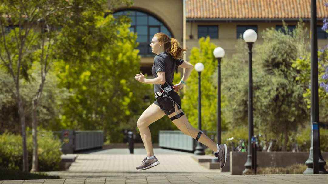 L'étudiante diplômée Delaney Miller court avec le tracker de jambe de l'Université de Stanford.