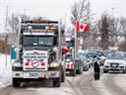 Des gens se rassemblent pour soutenir les camionneurs en route vers Ottawa pour protester contre les mandats de vaccination contre la maladie à coronavirus (COVID-19) pour les camionneurs transfrontaliers, à Toronto, Ontario, Canada, le 27 janvier 2022. 