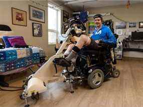 Stewart Midwinter pédale sur son vélo stationnaire dans sa chambre du logement accessible Inclusio à Calgary pour parcourir virtuellement le monde.