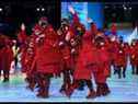 Des membres d'Équipe Canada saluent lors de la cérémonie d'ouverture des Jeux olympiques d'hiver de Beijing 2022 au stade national de Beijing, le 4 février 2022 à Beijing.