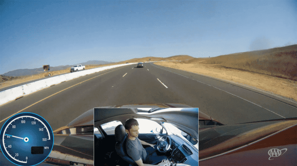 Le conducteur de la Cadillac Escalade simule une distraction (scénario B).