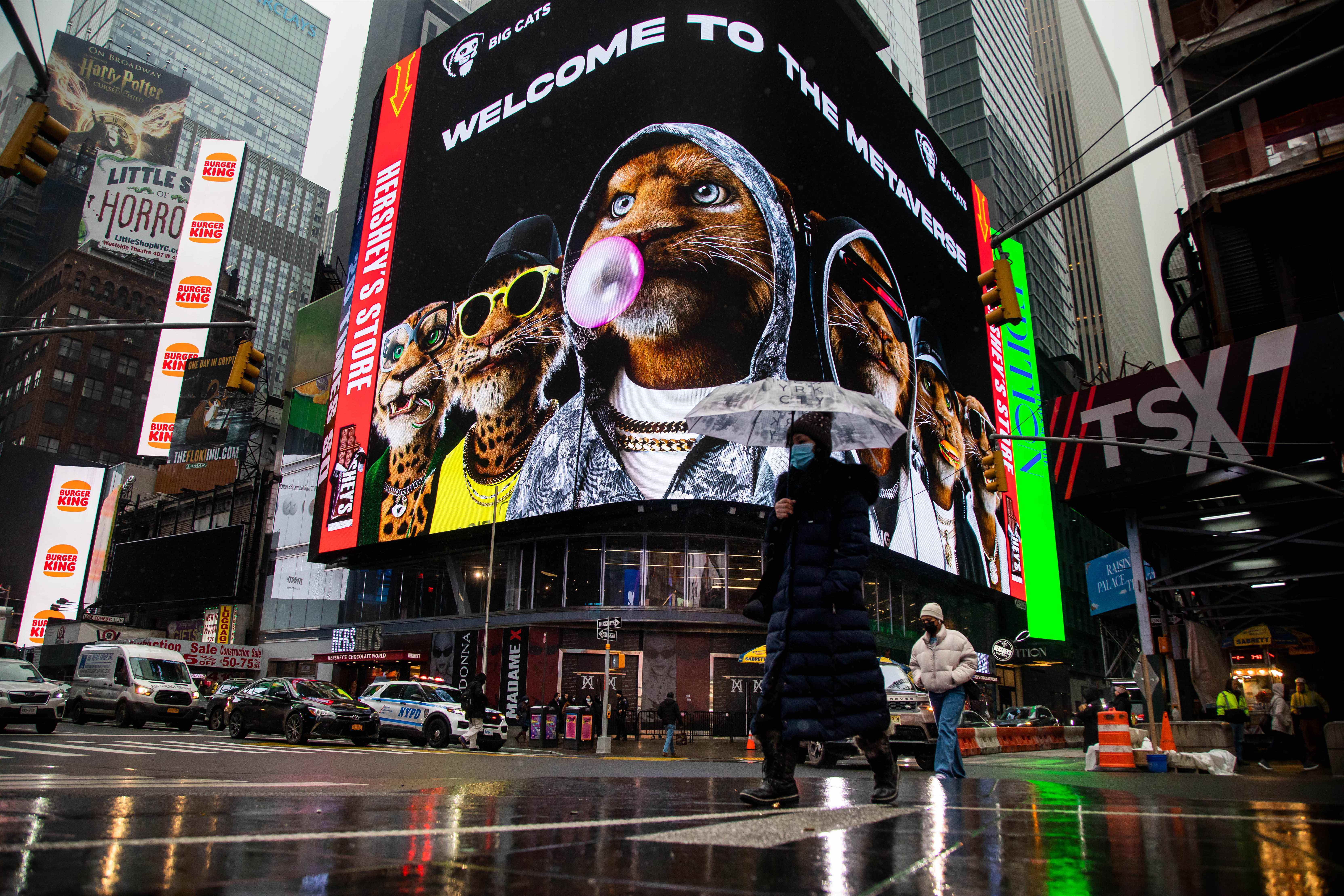Une publicité pour le jeton non fongible Big Cats (NFT) sur un panneau d'affichage électronique à Times Square le vendredi 28 janvier 2022.