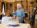 La reine Elizabeth II coupe un gâteau pour célébrer le début du jubilé de platine lors d'une réception dans la salle de bal de Sandringham House à King's Lynn, en Angleterre, le samedi 5 février 2022.