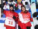 Le médaillé d'or Max Parrot d'Équipe Canada (L) et le médaillé de bronze Mark McMorris d'Équipe Canada célèbrent lors de la finale masculine de snowboard slopestyle le jour 3 des Jeux olympiques d'hiver de 2022 à Beijing.