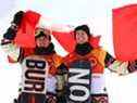 Le médaillé de bronze Mark McMorris du Canada et le médaillé d'argent Max Parrot du Canada posent lors de la cérémonie de remise des prix de la finale masculine de snowboard Slopestyle aux Jeux olympiques d'hiver de PyeongChang 2018.