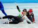 Florence Brunelle du Canada et Zsofia Konya de Hongrie chutent lors de la finale du relais mixte de patinage de vitesse sur courte piste. 