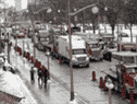 Des camions bloquent la rue Wellington à Ottawa alors qu'une manifestation contre les restrictions COVID atteint son sixième jour, le 2 février 2022.