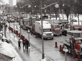 Des camions bloquent la rue Wellington à Ottawa alors qu'une manifestation contre les restrictions COVID atteint son sixième jour, le 2 février 2022.