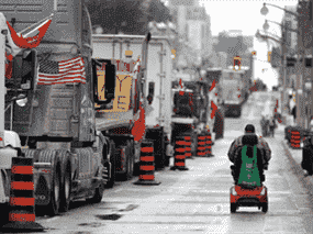 Des camions bordent la rue Wellington à Ottawa alors qu'une manifestation contre les restrictions COVID atteint son sixième jour, le 2 février 2022.