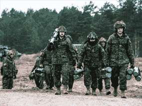 Des soldats canadiens participent à un exercice de l'OTAN en Lettonie en avril 2021.