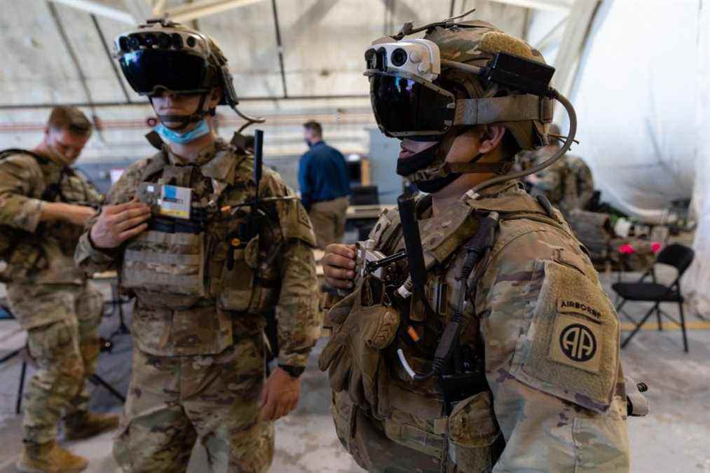 Des militaires américains portant des casques Microsoft Hololens