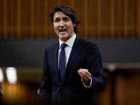 Le premier ministre Justin Trudeau parle de la manifestation des camionneurs lors d'un débat d'urgence à la Chambre des communes sur la colline du Parlement à Ottawa, lundi soir.