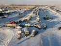 Un convoi de camions de manifestants du mandat du vaccin anti-COVID-19 continue de bloquer l'autoroute au passage frontalier américain très fréquenté à Coutts, en Alberta, le mercredi 2 février 2022. 