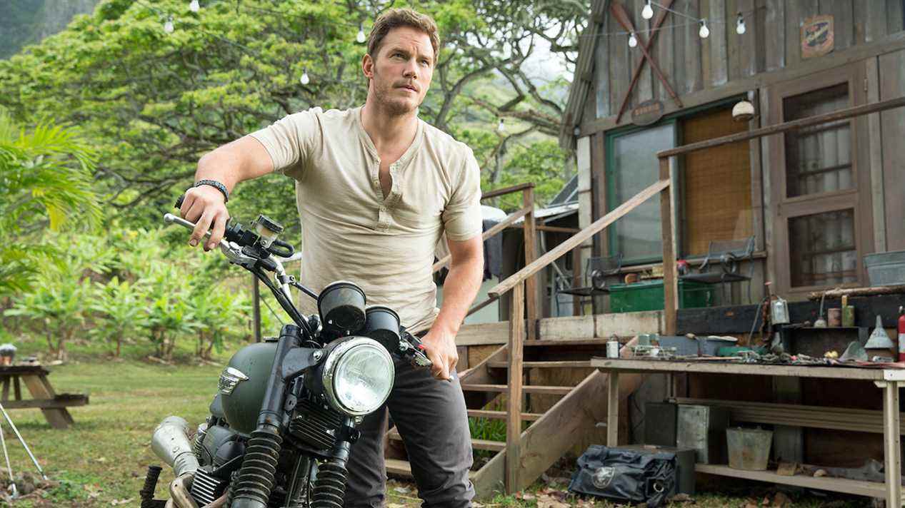 Chris Pratt à côté d'une moto dans Jurassic World