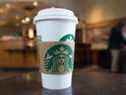 Les contrats à terme sur le café arabica, le type utilisé par Starbucks Corp. et d'autres vendeurs, ont bondi de 76 % en 2021.
