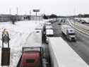 Des camions attendent sur l'Interstate 75 pour la réouverture du pont Ambassador à Detroit, Michigan, le 8 février 2022. 