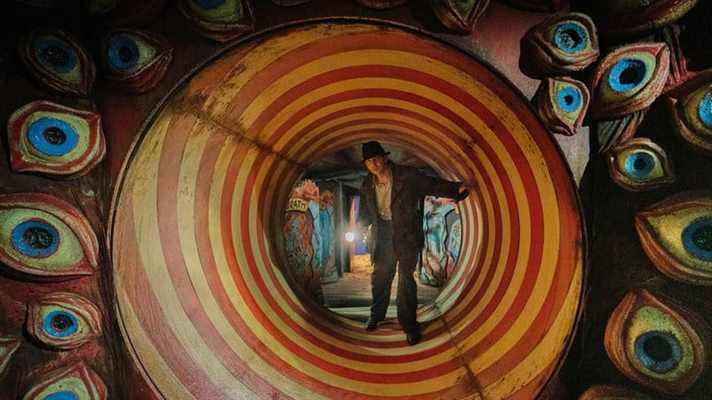Bradley Cooper vérifie un tunnel dans Nightmare Alley.